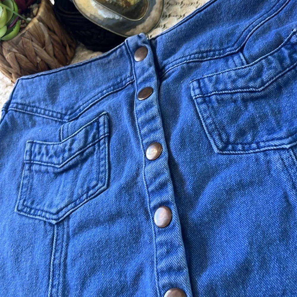 KENDALL & KYLIE Western Denim Mini Skirt with Snap Front | 28 - Picture 2 of 8